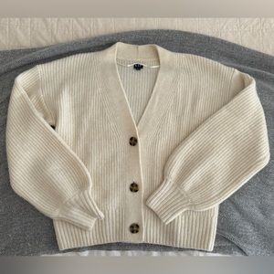 **NEW** •GAP • Sz Small, Cream short cardigan. NWOT.